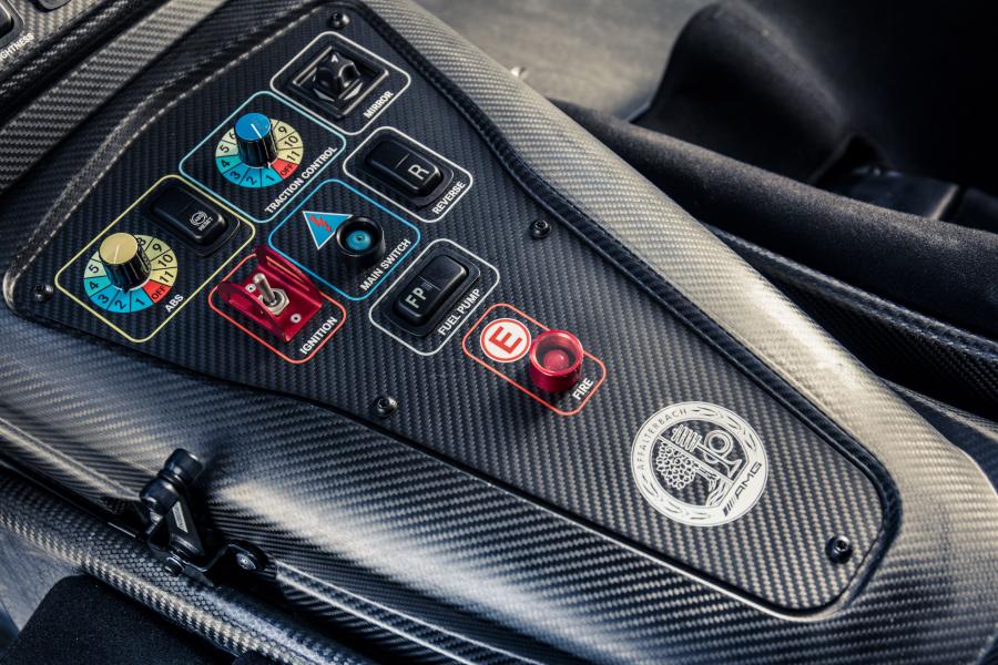 Детали интерьера Mercedes-AMG GT4 (C190) 2017 года  (фото 37 из 43)